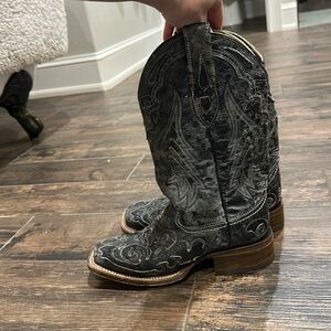 Corral boots size 6
